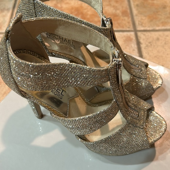 Michael Kors Berkley Silver Glitter Leather Zip Peep Toe T Sandals Heels, 61/2 M - Picture 2 of 9